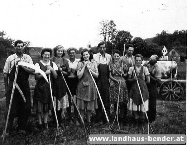 Schwarz Weiß Foto mit eienr Gruppe Menschen die Rechen und Heugabel in der Hand halten