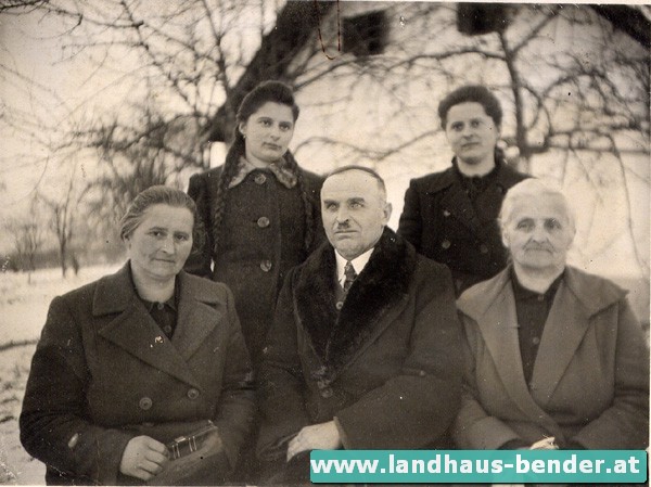 schwarz weiß Foto mit Menschen im Jahre 1945 am Bauernhof