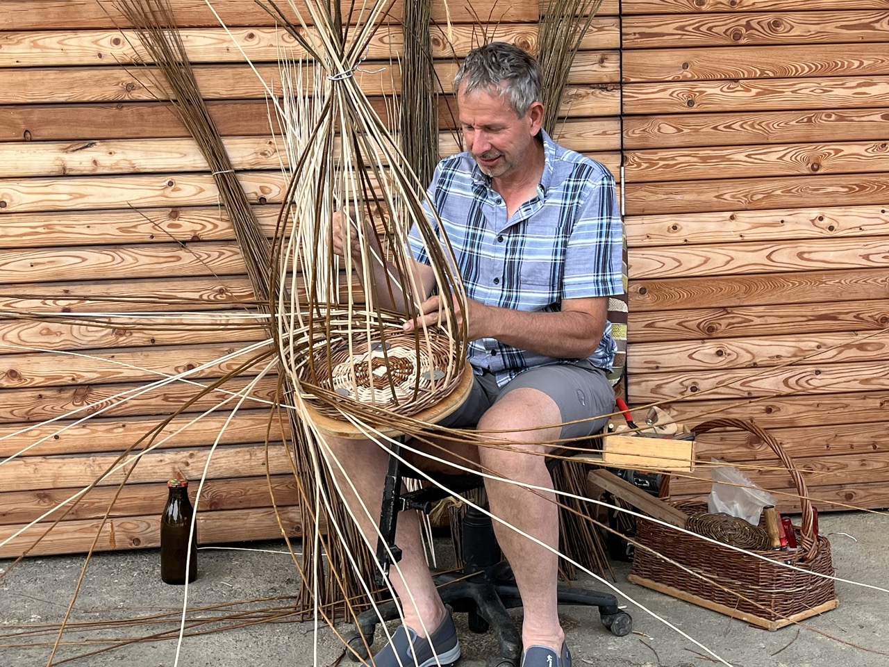 Ein Mann flechtet einen Weidenkorb