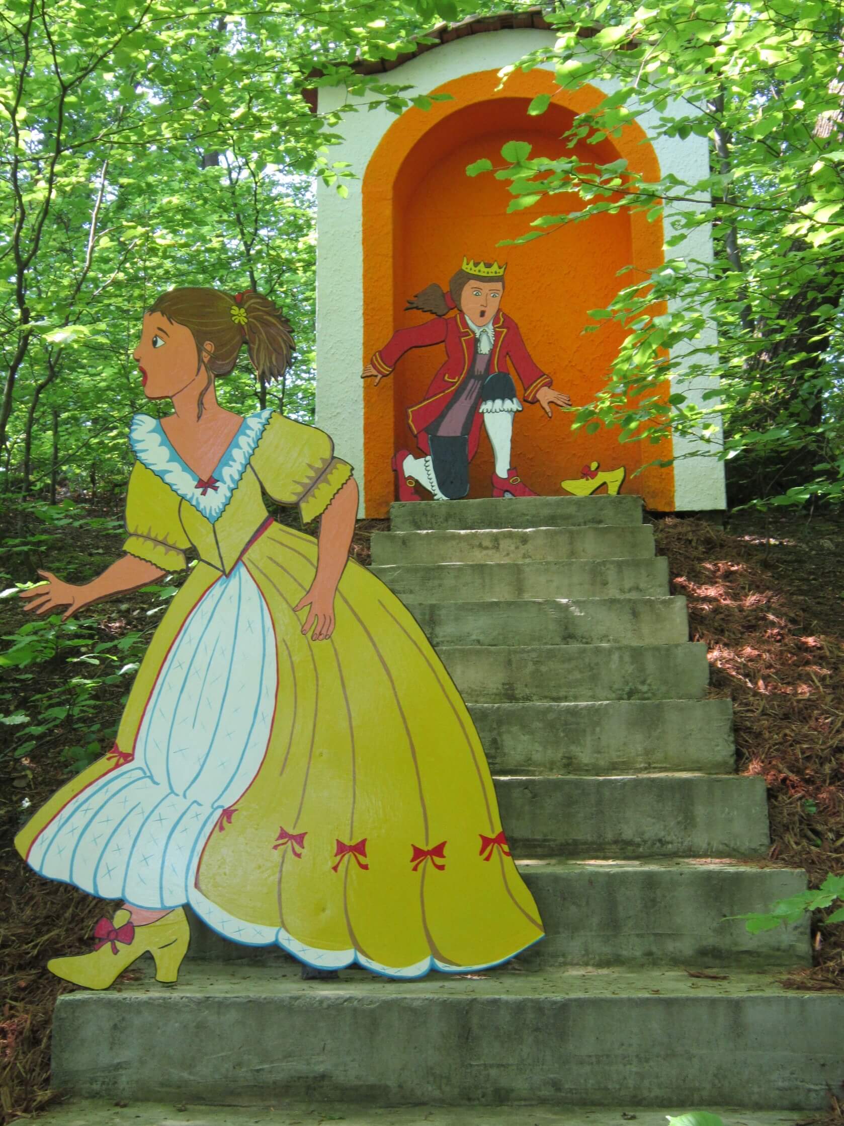 Figur im Märchen Aschenbrödel als Szene im Wald Märchenwald Mühlgraben