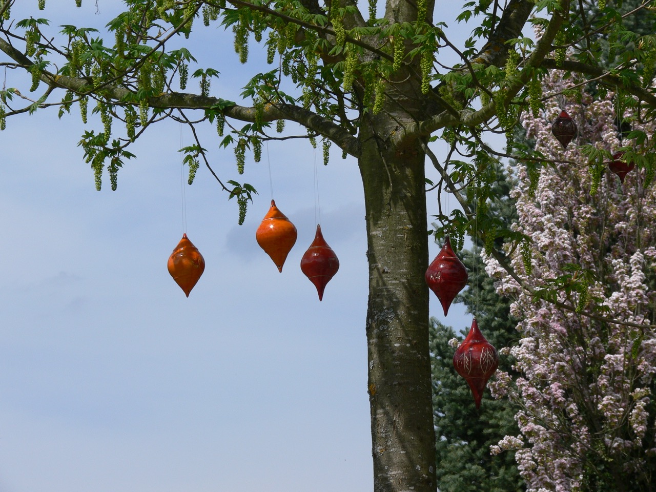 Keramikkugeln hängen an einem Baum
