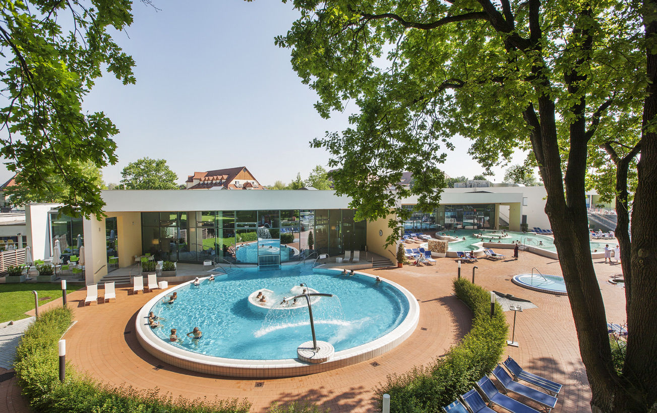 Parktherme Bad Radkersburg Aussenbereich schönes Becken im Grünen
