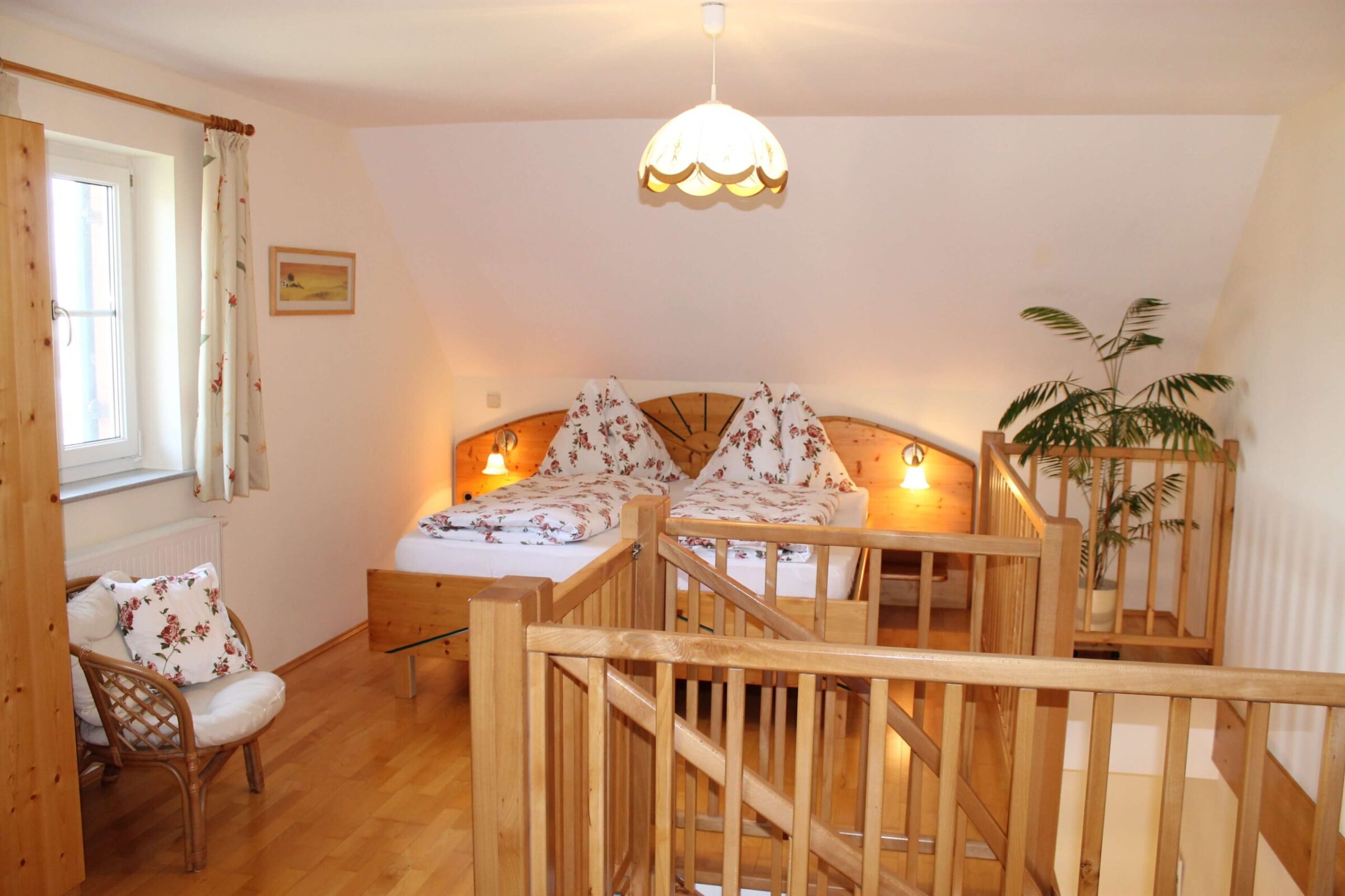 Helles Schlafzimmer mit Doppelbett auf der Schlafgalerie der Ferienwohnung Familienglück