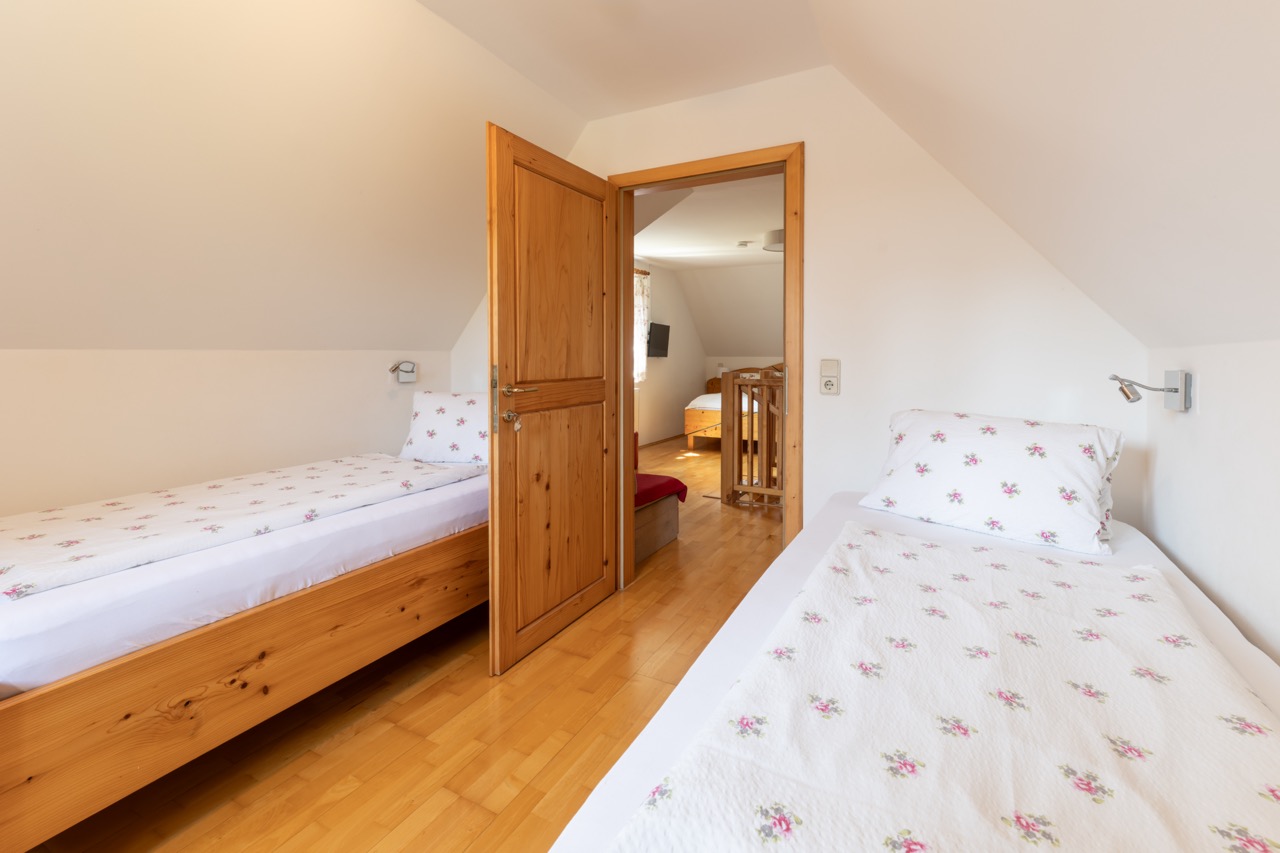 Diese Wohnung verfügt über 2 Schlafzimmer. Ein Doppelbett und im zweiten Zimmer stehen zwei vollwertige Einzelbetten zur Verfügung.