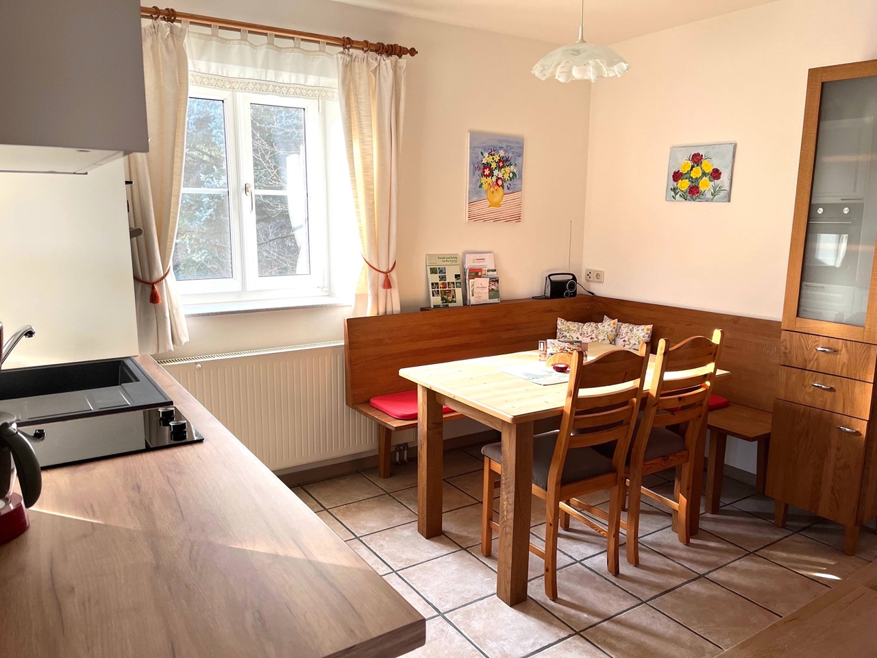 heller Essplatz mit Küche im Landhausstil und Fenster