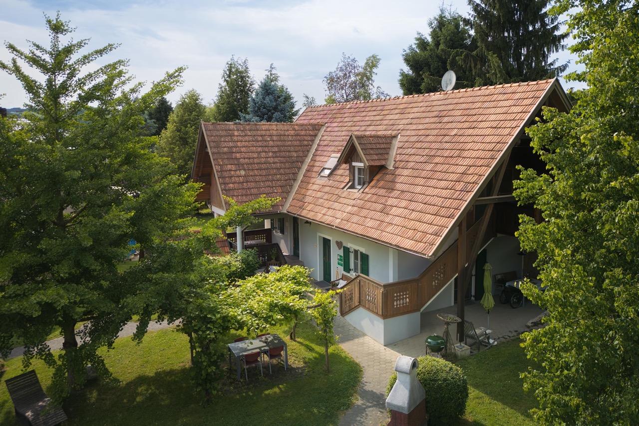 Das Ferienhaus in sonniger Lage umgeben von schönem Baumbestand am Bauernhof Ideal für einen entspannten Aufenthalt.
