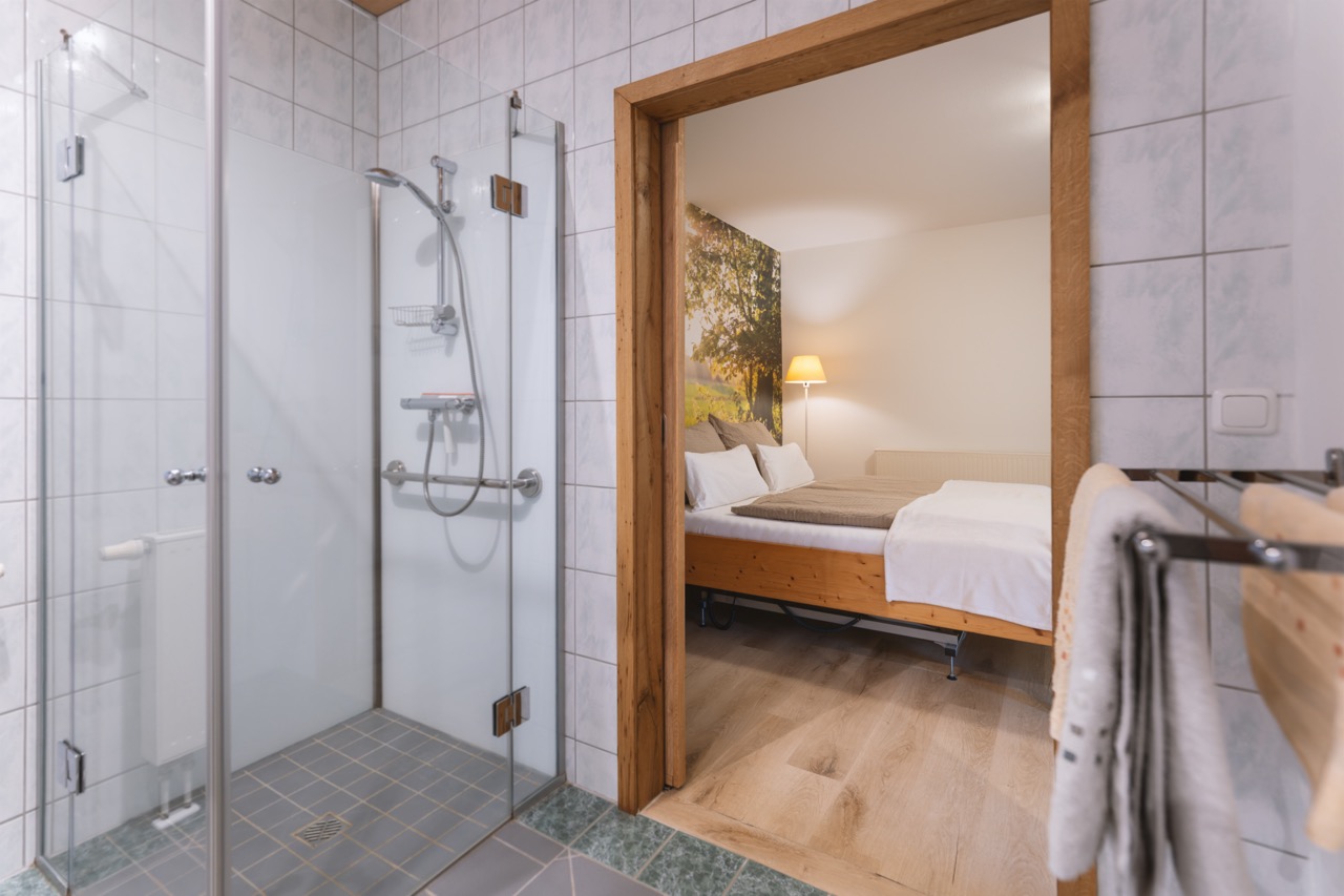 barrierefreie Wohnung mit großem Badezimmer. Direkter Zugang in das Schlafzimmer und in die Küche.