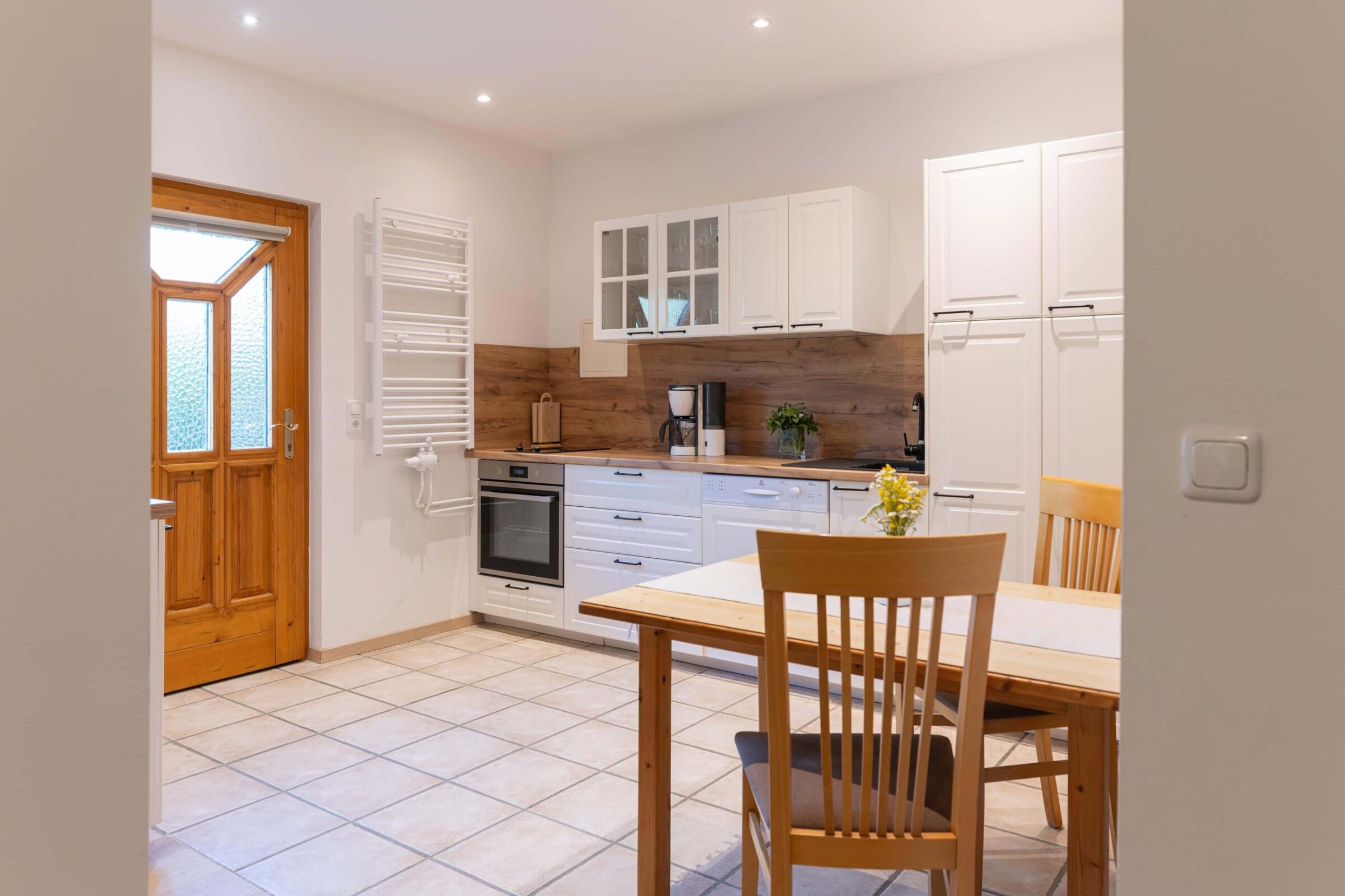 Heller Wohnbereich der Ferienwohnung Gartenlust mit Essplatz
