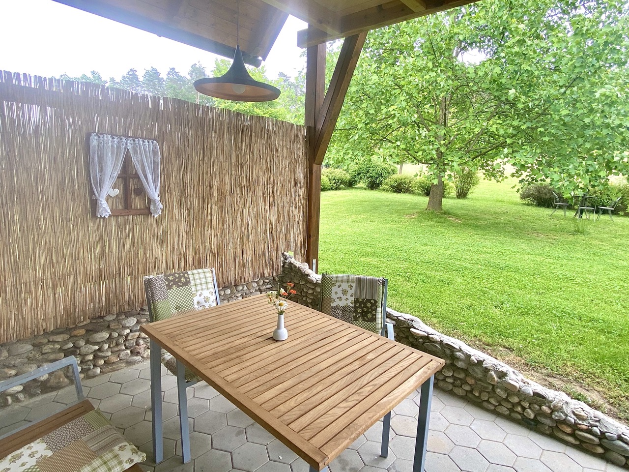 Eine große, private Terrasse mit Tisch, Stühlen und direkten Gartenanschluss sind Ideal für einen entspannten Aufenthalt.