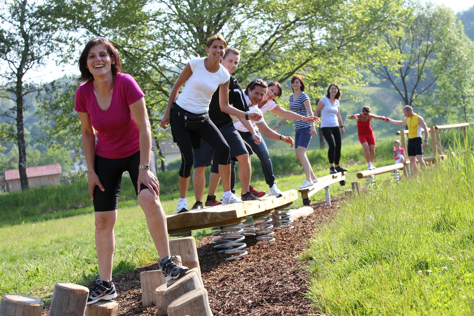 Gut gelaunte Menschen üben ihre Geschicklichkeit im Motorikpark Gamlitz