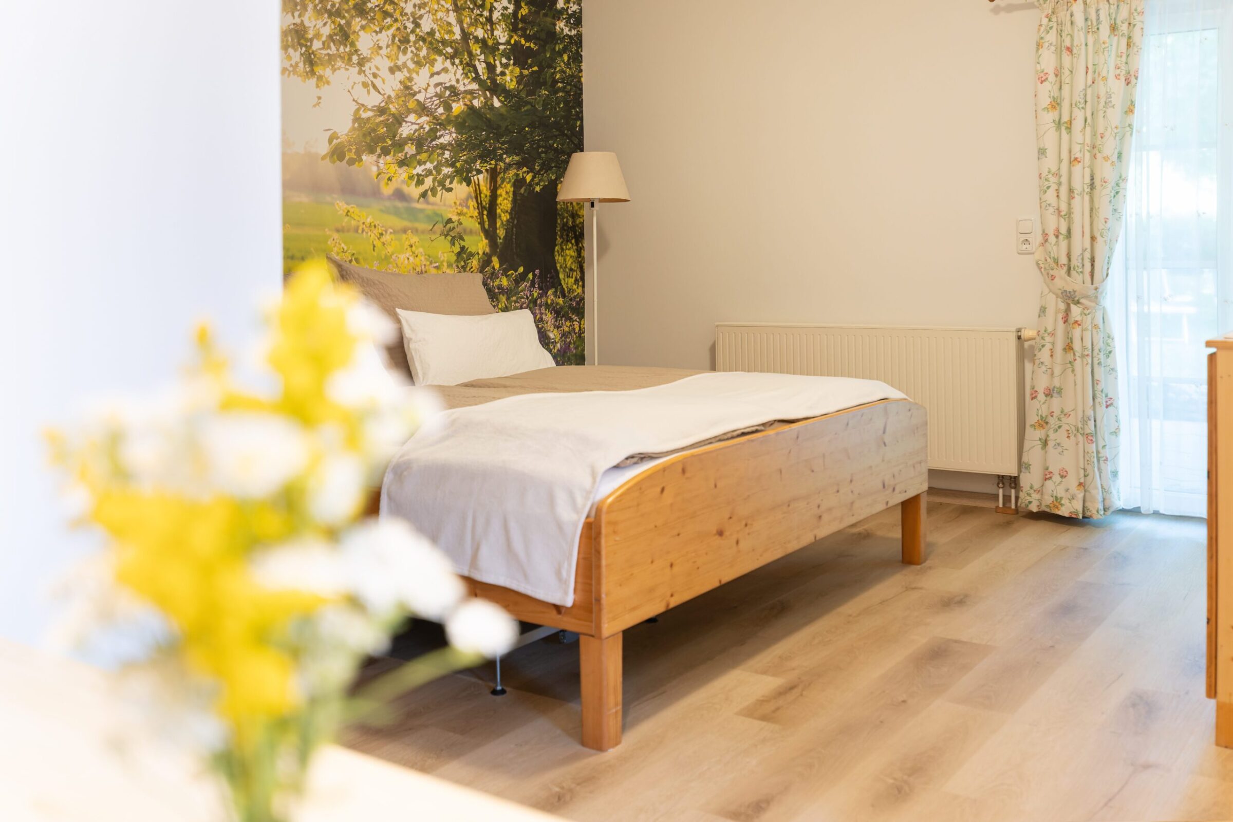 Diese Wohnung ist ebenerdig und das Schlafzimmer führt direkt auf eine große überdachte Sitzterrasse. Alles barrierefrei