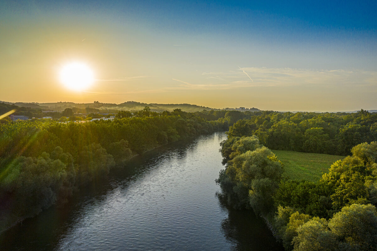 Blick vom Murturm umgeben von Wäldern sanften Hügeln und der Mur im Thermen- und Vulkanland.