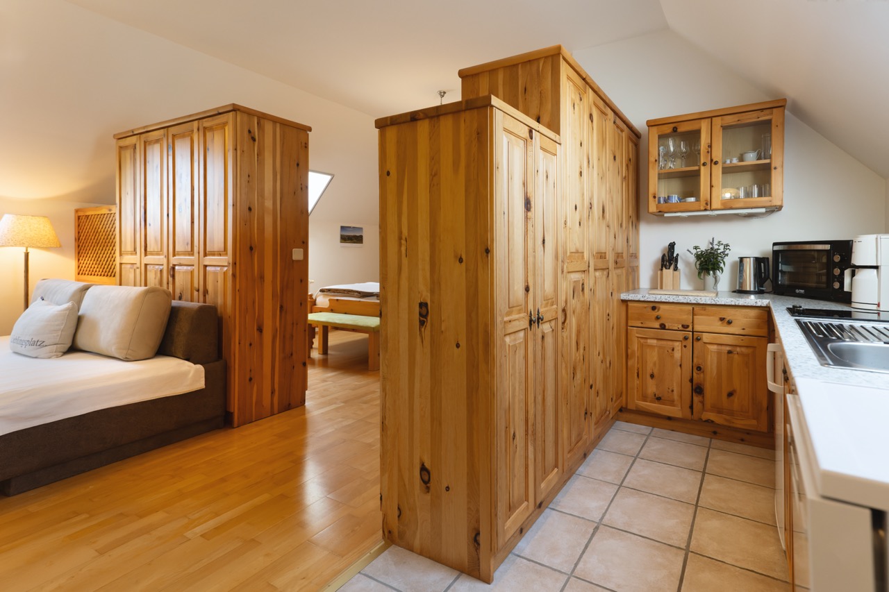 viel Licht und schöne Ausstattung mit Zirbenholz. Schränke und großes Doppelbett. Gemütliches Sofa.