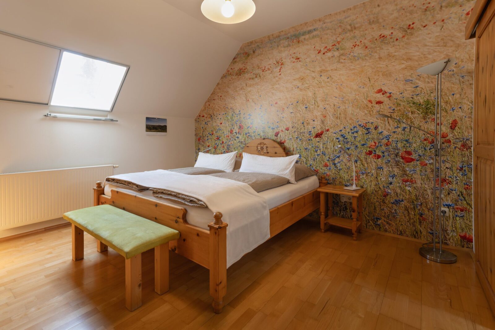 Das Schlafzimmer aus Zirbenholz in der Ferienwohnung Zirbenduft mit viel Tageslicht durch die Fenster. Ideal für einen entspannten Aufenthalt im Landhaus Bender