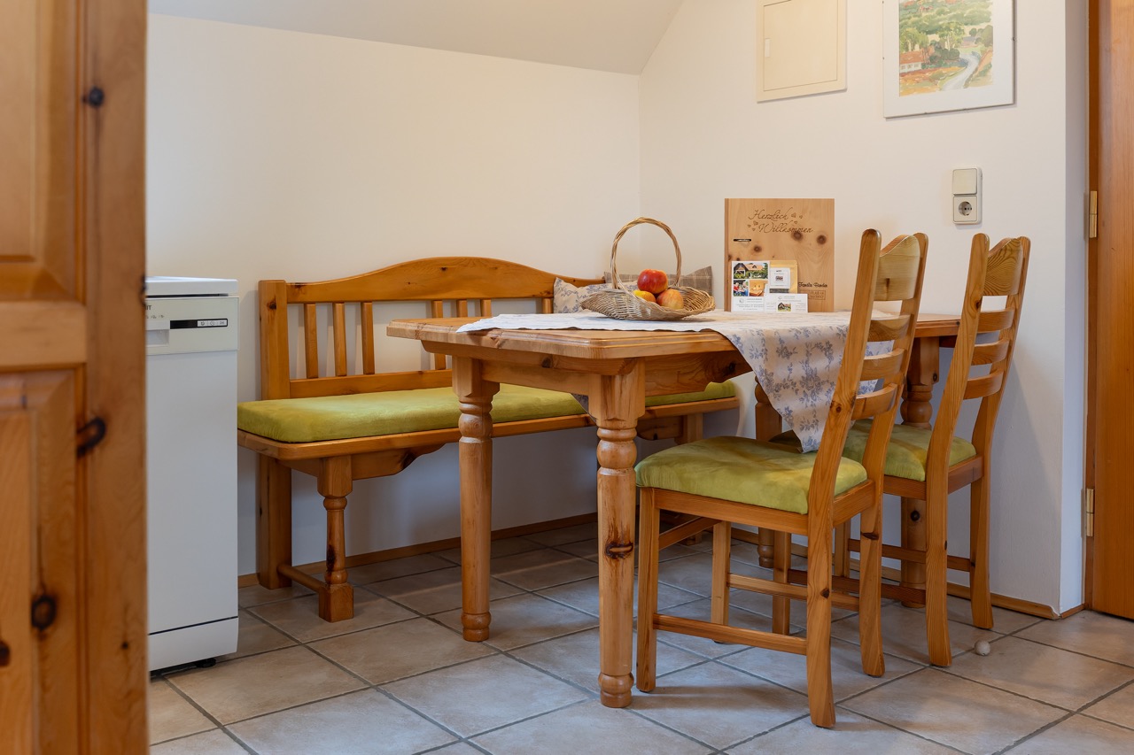 Ferienwohnung mit schönem Essplatz. Tisch und Stühle sind aus Holz gefertigt.