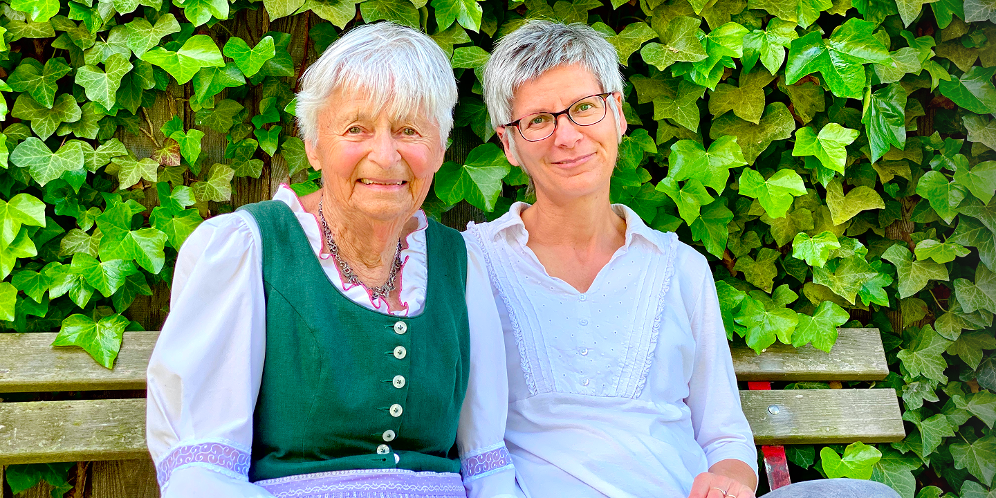 Großmutter Stephanie Fischerauer mit Tochter Silvia, die seit 1987 den Hof führt.